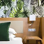 Le Six 4* Paris