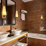 Le Six 4* Paris