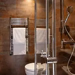 Le Six 4* Paris