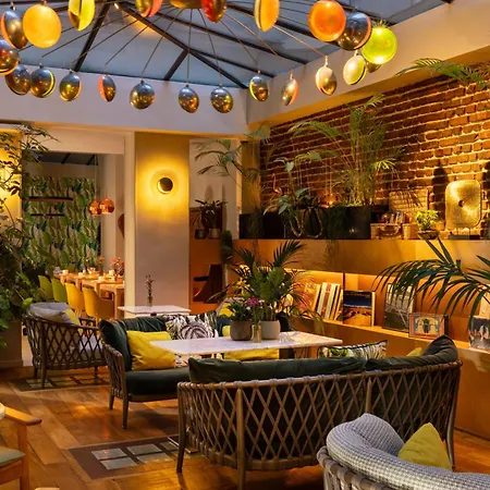 Le Six Hotel 4*